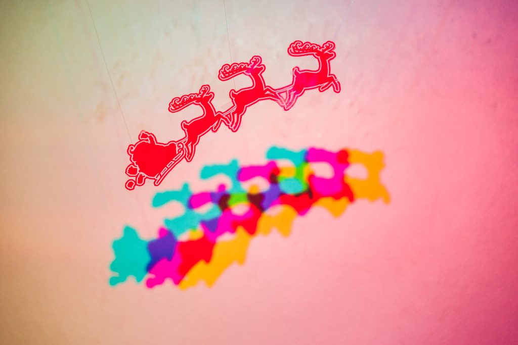 Natale al museo: ombre colorate della slitta di babbo natale