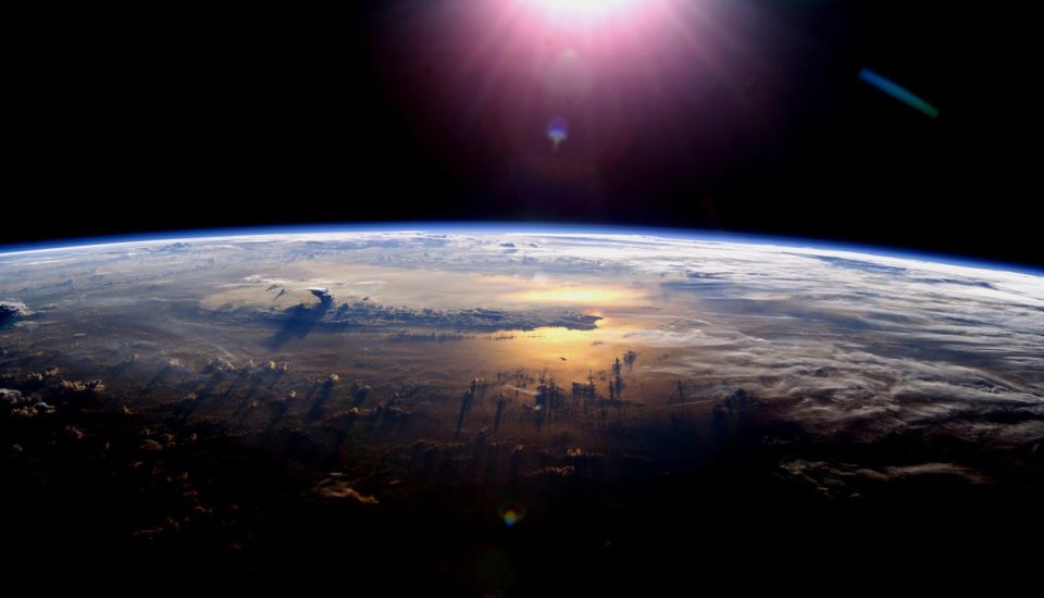 porzione del pianeta terra visto dalla ISS con il sole sullo sfondo